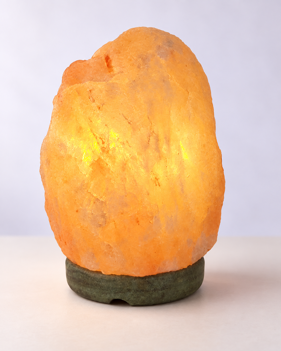 Lámpara de sal iluminada sobre una mesa
